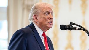 Trump bajará la intensidad de sus redadas de inmigrantes pero sigue culpándolos de delincuencia