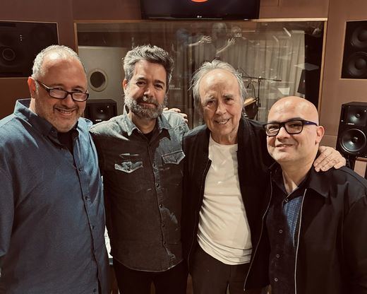 Jofre, primero por la derecha, junto a Serrat, Juanma Latorre (de Vetusta Morla) y el ingeniero y técnico de sonido Marçal Cruz..