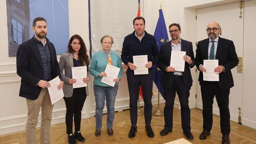 El ministro Oscar Puente, con los representantes de los sindicatos ferroviarios