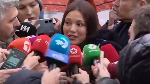 Elisa Mouliaá, ante los medios