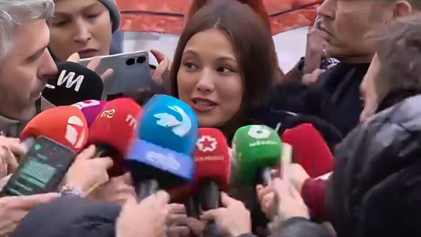 Elisa Mouliaá, ante los medios