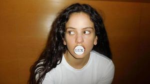 Denuncian a Rosalía por fumar en un podcast: triple infracción de la ley