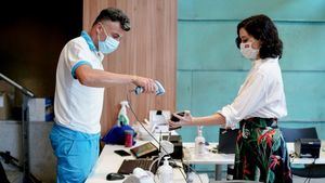 Ayuso anima a médicos y enfermeros residentes a elegir Madrid para formarse