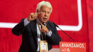 Más voces en el PSOE piden el adiós de Felipe González: "Piensa qué haces ahí"