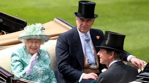 El ex príncipe Andrés de Inglaterra, con su madre Isabel II