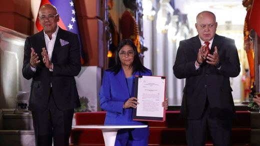 Delcy Rodríguez, con su hermano Jorge Rodríguez y Diosdado Cabello, presentando la Ley de amnistía