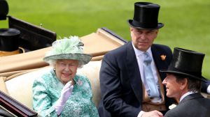 Isabel II retira los honores militares al príncipe Andrés por la acusación de abuso sexual