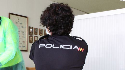 Una agente de Policía Nacional