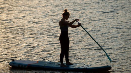 Mujer haciendo paddle surf