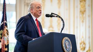 Trump firma un arancel global del 10% y arremete contra el fallo del Supremo que los tilda de ilegales