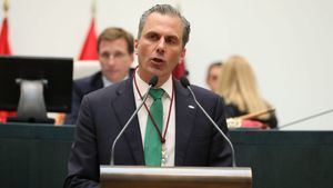 Ortega Smith defiende su "honorabilidad" y avisa a Vox de que llegará a los tribunales si es necesario