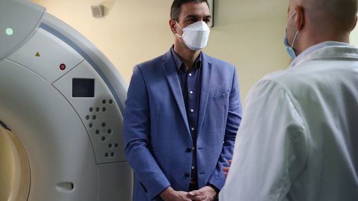 Pedro Sánchez, durante la visita al Hospital Universitario de La Palma
