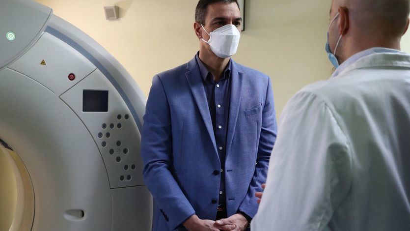 Pedro Sánchez, durante la visita al Hospital Universitario de La Palma