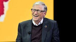 'Papeles de Epstein': Bill Gates pide disculpas y difunden fotos de Stephen Hawking con chicas en bikini