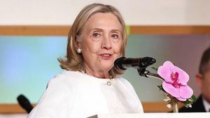 Hillary Clinton negó una relación de amistad con Epstein pero no exculpa a su marido, Bill