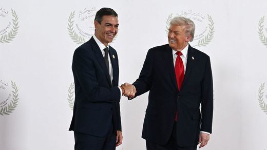 Pedro Sánchez y Donald Trump se dan la mano