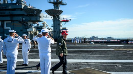 Trump, en el portaaviones Harry Truman