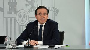 Evacúan por tierra a los primeros 22 españoles de Irán