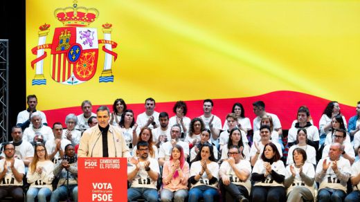 Pedro Sánchez, delante de una gran bandera de España