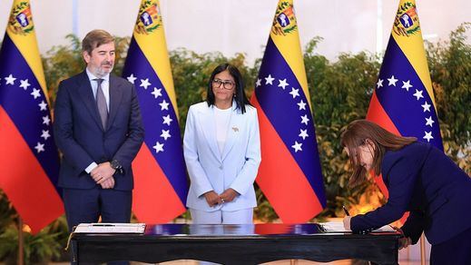 La presidenta de Venezuela, Delcy Rodríguez, firmando el acuerdo