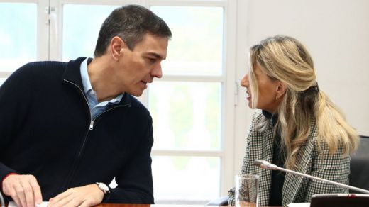 Pedro Sánchez, junto a la vicepresidenta segunda del Gobierno, Yolanda Díaz