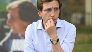 El incómodo momento de Almeida en un acto: "No podía pasar otra cosa que una paloma tuviera la feliz ocurrencia..."