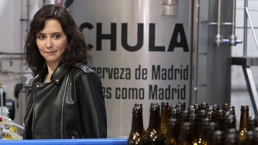 Ayuso, visitando la fábrica de Cervezas Chula en Madrid