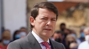 Archivadas 2 de las denuncias contra Mañueco por su gestión en los incendios del pasado verano