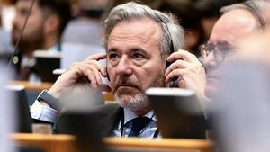 Azcón se disculpa tras sus referencias al físico de Pilar Alegría y María Jesús Montero