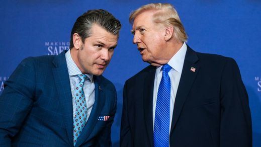 Trump, con su secretario de guerra, Pete Hegseth