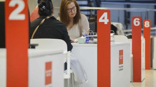 Funcionarios en una oficina de atención al ciudadano