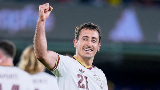 Mikel Oyarzábal celebra un gol con España