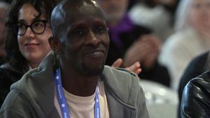 El dirigente de Podemos Serigne Mbaye va a denunciar la "violencia policial" tras su detención