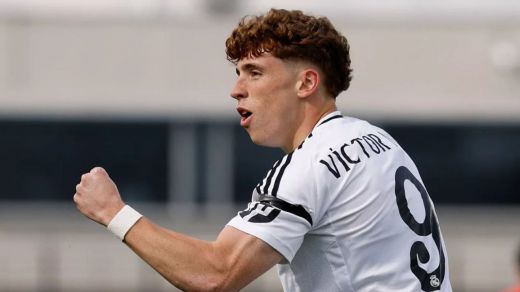 Victor Muñoz, celebrando un gol de blanco