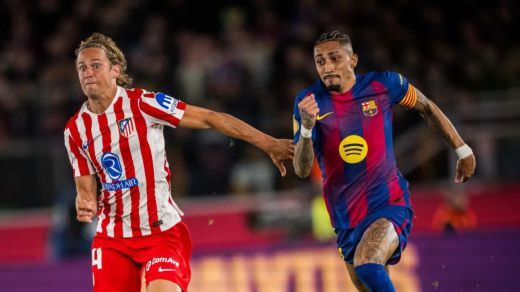 Marcos Llorente y Raphinha, pugnando por un balón