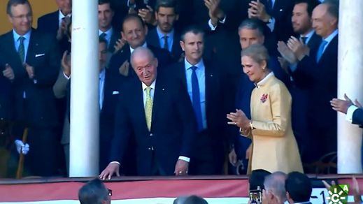 El rey Juan Carlos, junto a la infanta Elena en el palco de la Maestranza de Sevilla