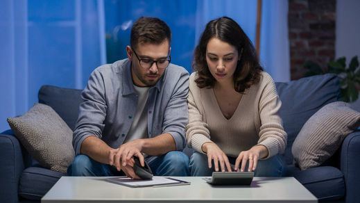 Una pareja echando cuentas del hogar