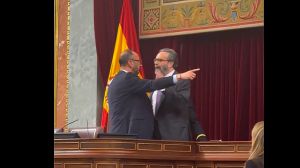 Un diputado de Vox, expulsado tras subirse a la Mesa del Congreso y encararse con el vicepresidente