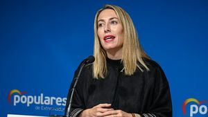 La letra pequeña y las claves del acuerdo del PP y Vox en Extremadura: inmigración, impuestos...