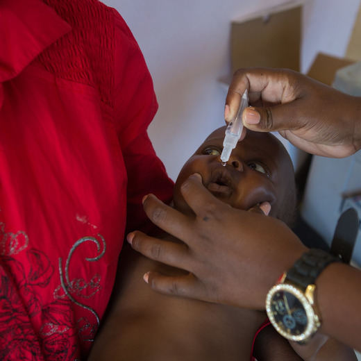 Cerca de 3.000 clientes de CaixaBank contribuyen al programa de vacunación infantil Gavi