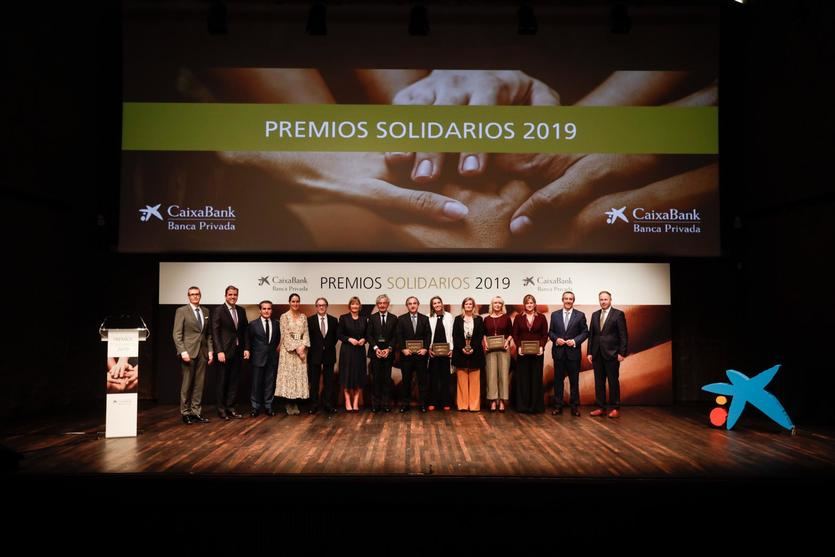 Los ganadores de los Premios Solidarios 2019 junto con directivos de CaixaBank