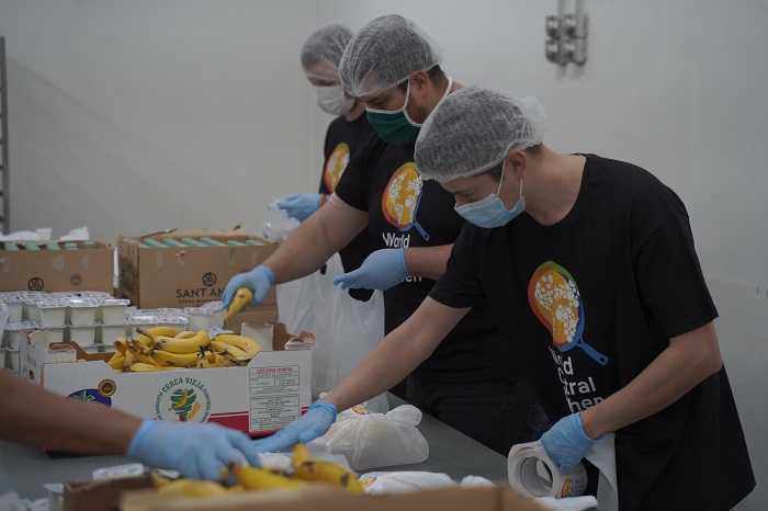 Voluntarios coordinan la entrega de alimentos para las familias en situación de vulnerabilidad