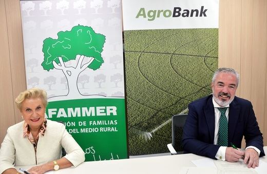 CaixaBank firma un acuerdo con AFAMMER para impulsar la actividad agraria en España