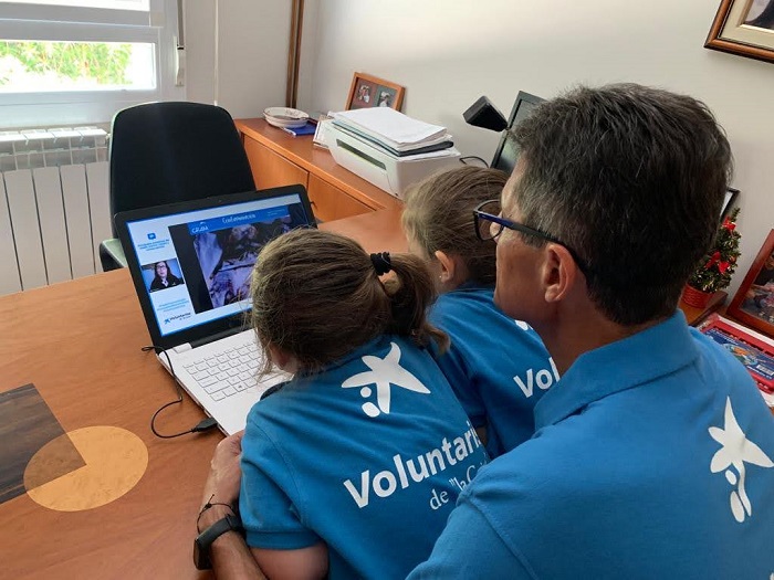 Voluntario “la Caixa” colaborando en una actividad digital como las que se organizarán con motivo de la Semana Social digital