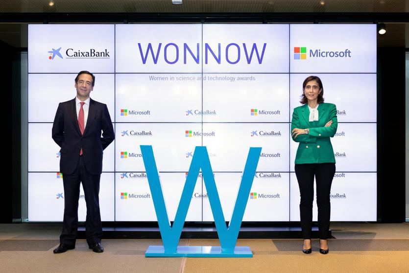 Gonzalo Gortázar, consejero delegado de CaixaBank, y Pilar López, presidenta de Microsoft España