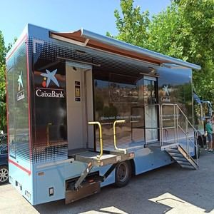 Las oficinas móviles de CaixaBank prestan servicio a 270.000 personas de más de 430 municipios y son clave para evitar la exclusión financiera en las zonas rurales