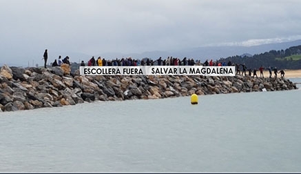 Doscientas personas se manifiestan para salvar la playa de La Magdalena de los espigones