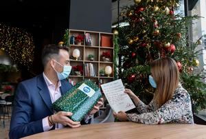 Empleados y clientes de CaixaBank entregarán regalos de Navidad a 25.000 niños y niñas en situación de pobreza