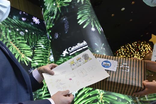 CaixaBank reparte más de 26.400 regalos de Navidad a niños en situación de pobreza