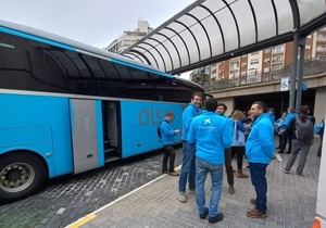 La Asociación de Voluntarios de CaixaBank moviliza 2 convoyes de autobuses para trasladar a 400 refugiados de Ucrania a España